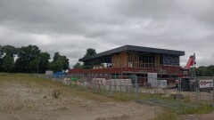 Bouw van clubgebouw voetbalvereniging Groeneweg in Zevenhuizen