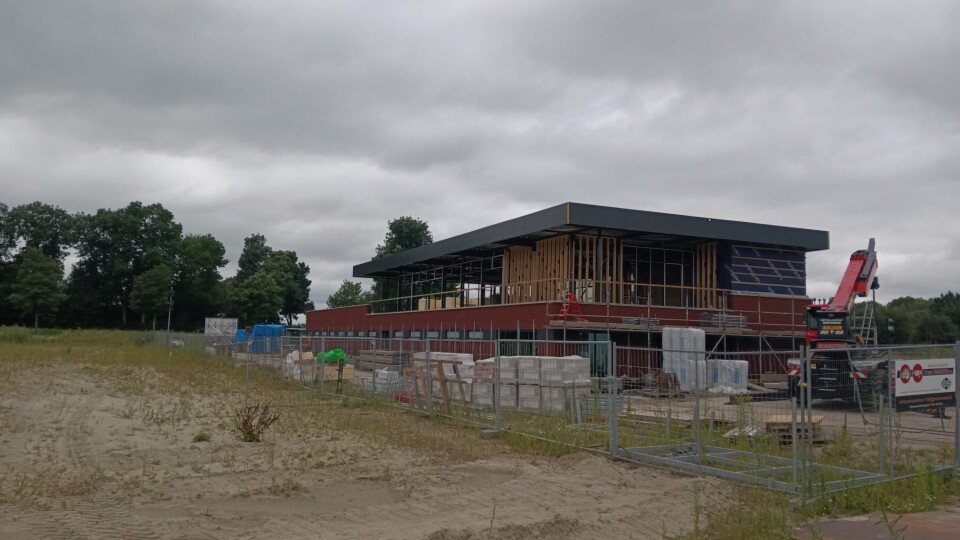 Bouw van clubgebouw voetbalvereniging Groeneweg in Zevenhuizen