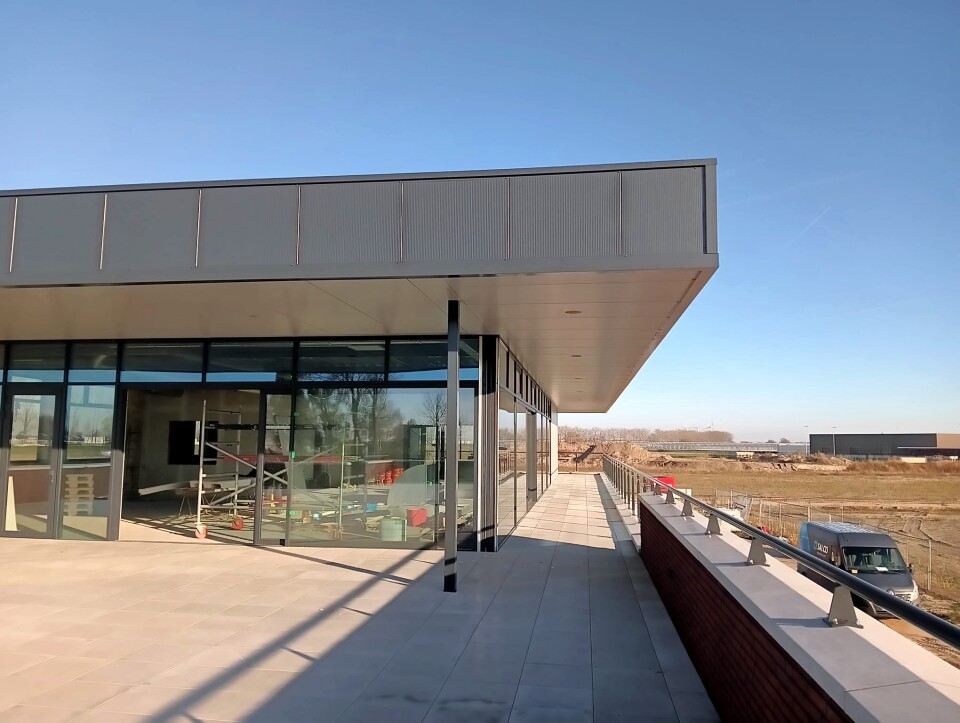 Modern clubgebouw voetbalvereniging Groeneweg met terras